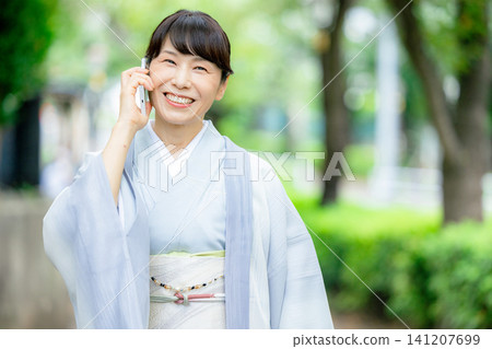 一個穿著和服的女人 141207699