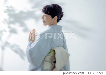 一個穿著和服的女人 141207721