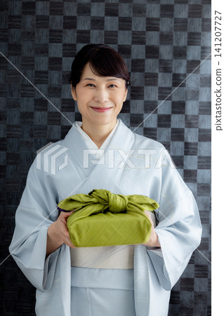 Kimono women with wrapping cloth Kimono women with wrapping cloth 141207727