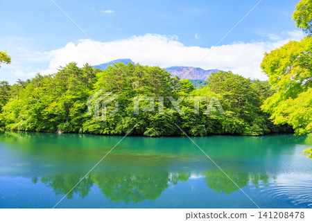 五色沼湖和磐梯山的鬱鬱蔥蔥景色 五色沼湖和磐梯山的鬱鬱蔥蔥景色 141208478