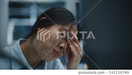 Professional Broker Reacts Emotionally After Receiving Negative Market Updates Professional Broker Reacts Emotionally After Receiving Negative Market Updates 141210749