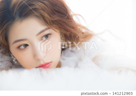 一位戴著彩色隱形眼鏡的女士 一位戴著彩色隱形眼鏡的女士 141212903