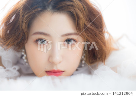 一位戴著彩色隱形眼鏡的女士 一位戴著彩色隱形眼鏡的女士 141212904