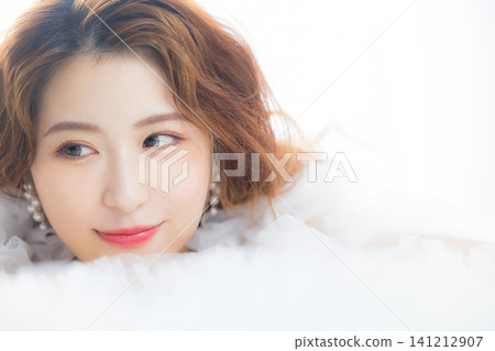 一位戴著彩色隱形眼鏡的女士 141212907
