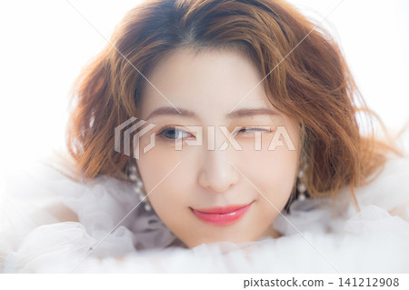 一位戴著彩色隱形眼鏡的女士 141212908