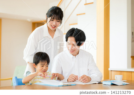 一年級學生在客廳做作業。 141213270