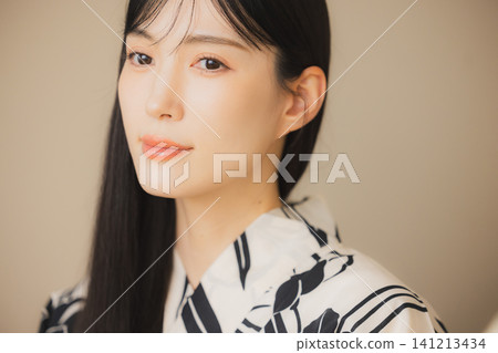 一位身穿浴衣的女子正在護膚。 一位身穿浴衣的女子正在護膚。 141213434