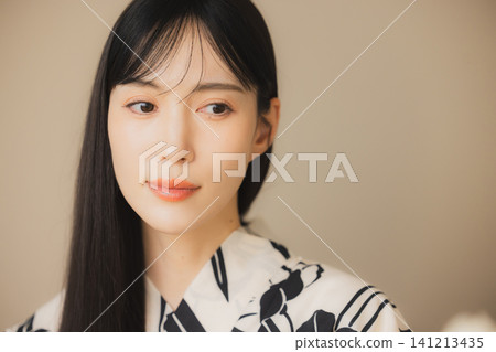 一位身穿浴衣的女子正在護膚。 一位身穿浴衣的女子正在護膚。 141213435