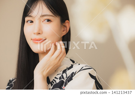 一位身穿浴衣的女子正在護膚。 一位身穿浴衣的女子正在護膚。 141213437