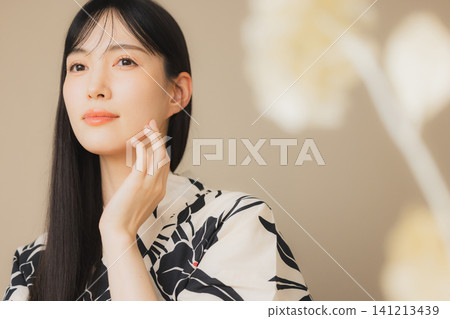 一位身穿浴衣的女子正在護膚。 一位身穿浴衣的女子正在護膚。 141213439