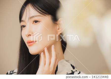 一位身穿浴衣的女子正在護膚。 一位身穿浴衣的女子正在護膚。 141213440