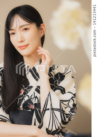 一位身穿浴衣的女子正在護膚。 一位身穿浴衣的女子正在護膚。 141213441