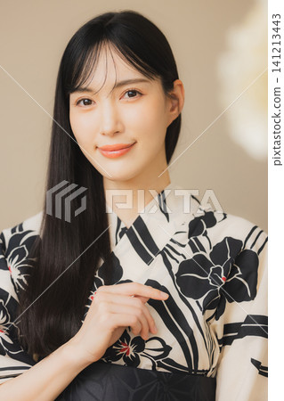 一位身穿浴衣的女子正在護膚。 一位身穿浴衣的女子正在護膚。 141213443