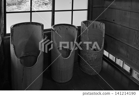 Traditional Japanese House: A ceramic toilet that weaves tranquility and the exquisite beauty of Japanese craftsmanship. Traditional Japanese House: A ceramic toilet that weaves tranquility and the exquisite beauty of Japanese craftsmanship. 141214190