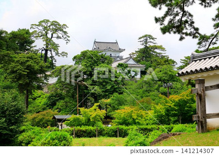 Odawara Castle, built as the headquarters of the Hojo clan, was an impregnable fortress... also known as the invincible castle. Odawara Castle, built as the headquarters of the Hojo clan, was an impregnable fortress... also known as the invincible castle. 141214307