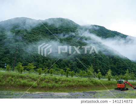 夏日雨天,奧飛驒旅遊區的山景。 夏日雨天,奧飛驒旅遊區的山景。 141214872