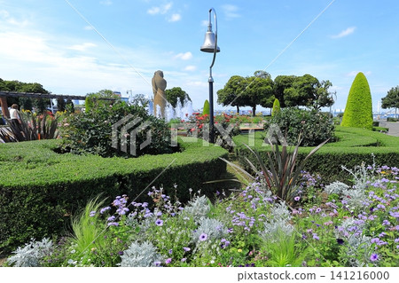 Kanagawa Prefecture: Fresh greenery at Yamashita Park in Yokohama Kanagawa Prefecture: Fresh greenery at Yamashita Park in Yokohama 141216000