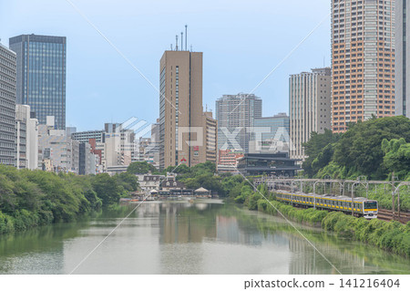 飯田橋站周圍的外護城河和運河咖啡館，以及沿水岸運行的中央總武線 [東京都千代田區飯田橋] 141216404
