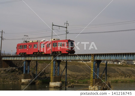 岐阜市線Mo550型列車駛過鐵路橋。 岐阜市線Mo550型列車駛過鐵路橋。 141216745