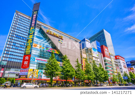 東京城市景觀,7月11日。雨季短暫結束…入境旅遊仍在繼續…秋葉原擠滿了外國遊客。 東京城市景觀,7月11日。雨季短暫結束…入境旅遊仍在繼續…秋葉原擠滿了外國遊客。 141217271