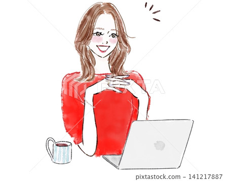 在個人計算機前面的一名微笑的婦女 在個人計算機前面的一名微笑的婦女 141217887