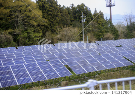 安裝在農村山區地面的太陽能發電設施和太陽能板 安裝在農村山區地面的太陽能發電設施和太陽能板 141217904