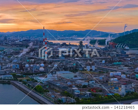 An aerial photograph of the industrial area of Shunan City, Yamaguchi Prefecture, taken at sunrise in the early morning. 141218465