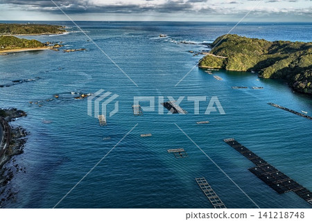一張空拍照片顯示了和歌山縣浦上灣的養殖筏。 一張空拍照片顯示了和歌山縣浦上灣的養殖筏。 141218748