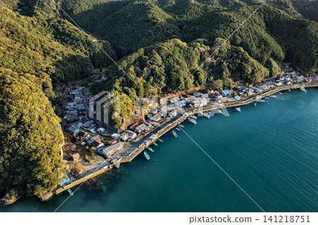 空拍照片展現了和歌山縣浦上漁港和山區漁村的景色。 空拍照片展現了和歌山縣浦上漁港和山區漁村的景色。 141218751