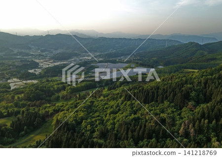 從空中俯瞰群馬縣高山村的巨型太陽能發電廠和山村。 從空中俯瞰群馬縣高山村的巨型太陽能發電廠和山村。 141218769