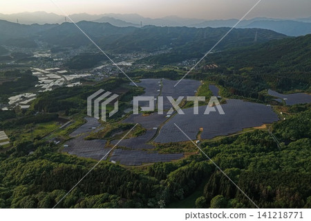 從傾斜角度拍攝的空拍照片，顯示了群馬縣高山村的一座巨型太陽能發電廠。 141218771