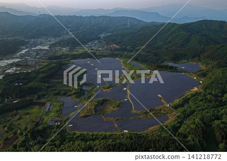 一張空拍照片顯示，一座巨型太陽能發電廠橫跨群馬縣高山村的山區。 141218772