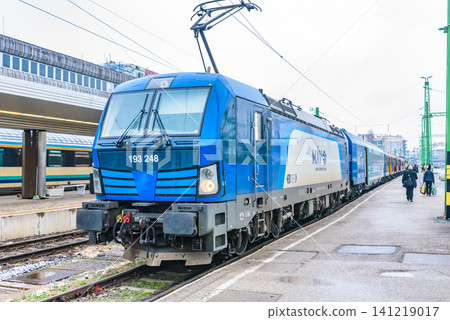 匈牙利國家鐵路公司（MAV）的一輛現代化西門子電力機車停在布達佩斯南站（德里站）的月台上。 141219017