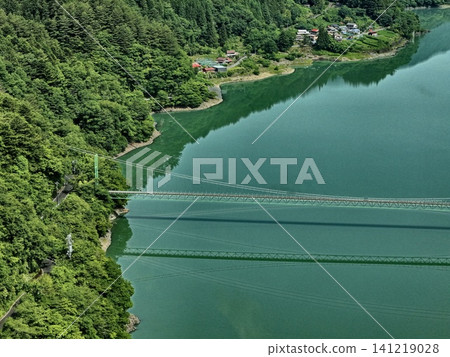 An aerial photograph overlooking the Ikawa Ohashi Bridge, which spans Lake Ikawa in Shizuoka Prefecture. 141219028