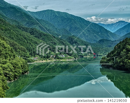 靜岡縣一處山谷俯瞰伊川湖和一座懸索橋的空拍照片。 靜岡縣一處山谷俯瞰伊川湖和一座懸索橋的空拍照片。 141219030