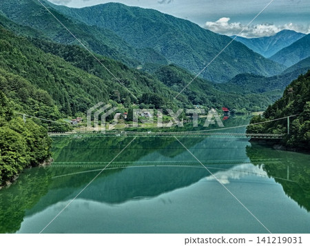 從空中俯瞰靜岡縣的井川湖及其懸索橋。 從空中俯瞰靜岡縣的井川湖及其懸索橋。 141219031