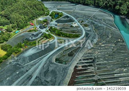 一張空拍照片,顯示了靜岡縣井川市沿河採石場的斜角景象。 一張空拍照片,顯示了靜岡縣井川市沿河採石場的斜角景象。 141219039