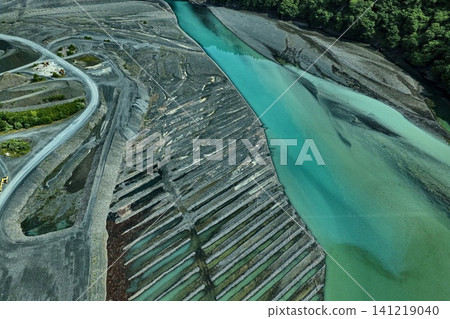 一張空拍照片,展現了靜岡縣伊川湖的堤岸和碧綠的湖面。 一張空拍照片,展現了靜岡縣伊川湖的堤岸和碧綠的湖面。 141219040