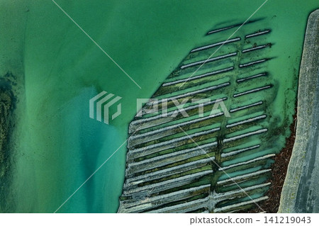 An aerial photograph showing a submerged wooden structure in Lake Ikawa, Shizuoka Prefecture. An aerial photograph showing a submerged wooden structure in Lake Ikawa, Shizuoka Prefecture. 141219043