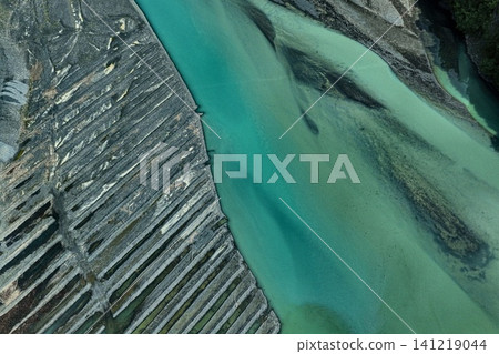 An aerial photograph overlooking the jade-colored river and layered bedrock near Lake Ikawa in Shizuoka Prefecture. An aerial photograph overlooking the jade-colored river and layered bedrock near Lake Ikawa in Shizuoka Prefecture. 141219044