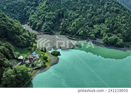 An aerial photograph showing Lake Ikawa and a mountain village in Shizuoka Prefecture from a diagonal vantage point. An aerial photograph showing Lake Ikawa and a mountain village in Shizuoka Prefecture from a diagonal vantage point. 141219050