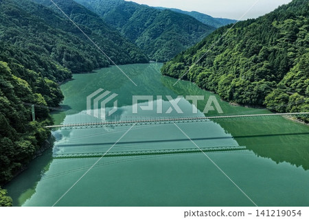 An aerial photograph overlooking the Ikawa Ohashi Bridge, which spans Lake Ikawa in Shizuoka Prefecture. An aerial photograph overlooking the Ikawa Ohashi Bridge, which spans Lake Ikawa in Shizuoka Prefecture. 141219054
