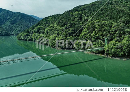 從空中俯瞰靜岡縣橫跨井川湖的井川大橋。 141219058