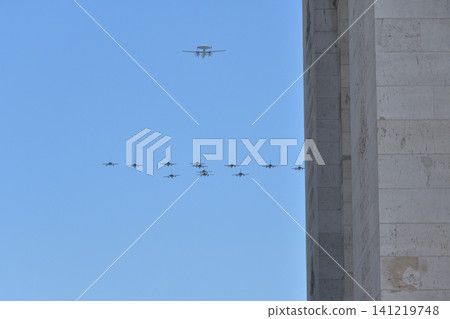 2026年7月9日,在巴黎為巴士底日進行彩排期間,可以看到空軍在凱旋門上空盤旋。 2026年7月9日,在巴黎為巴士底日進行彩排期間,可以看到空軍在凱旋門上空盤旋。 141219748