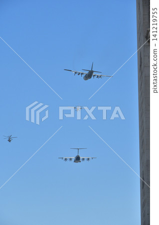 2026年7月9日，在巴黎為巴士底日進行彩排期間，可以看到空軍在凱旋門上空盤旋。 141219755