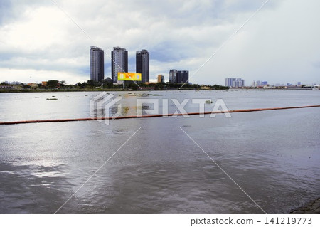 下雨天的西貢河畔 | 胡志明市 下雨天的西貢河畔 | 胡志明市 141219773