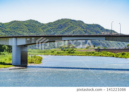 The flow of the Kiso River as seen from Ota-juku on the Nakasendo Road. The flow of the Kiso River as seen from Ota-juku on the Nakasendo Road. 141221086