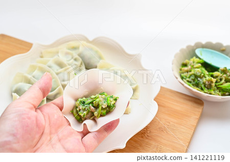 Wrap the filling in the dumpling wrappers. Wrap the filling in the dumpling wrappers. 141221119