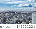 現代化的玻璃建築和沿河延伸的城市全景。 141221221