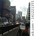 從明洞地鐵站地下通道出來，可以看到明洞街景的一部分。 141221355